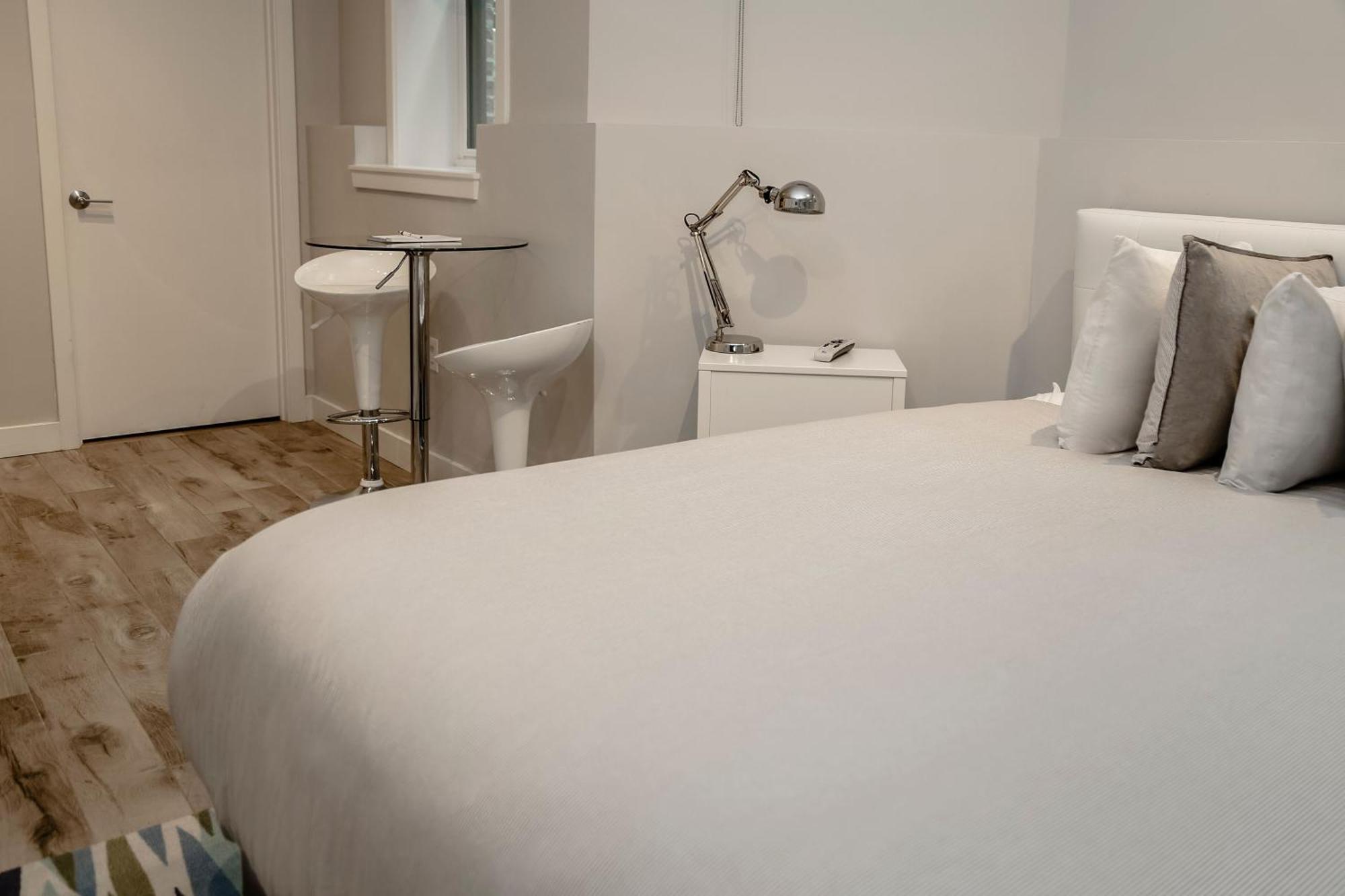 A Stylish Stay W/ A Queen Bed, Heated Floors.. #3 Brookline Extérieur photo