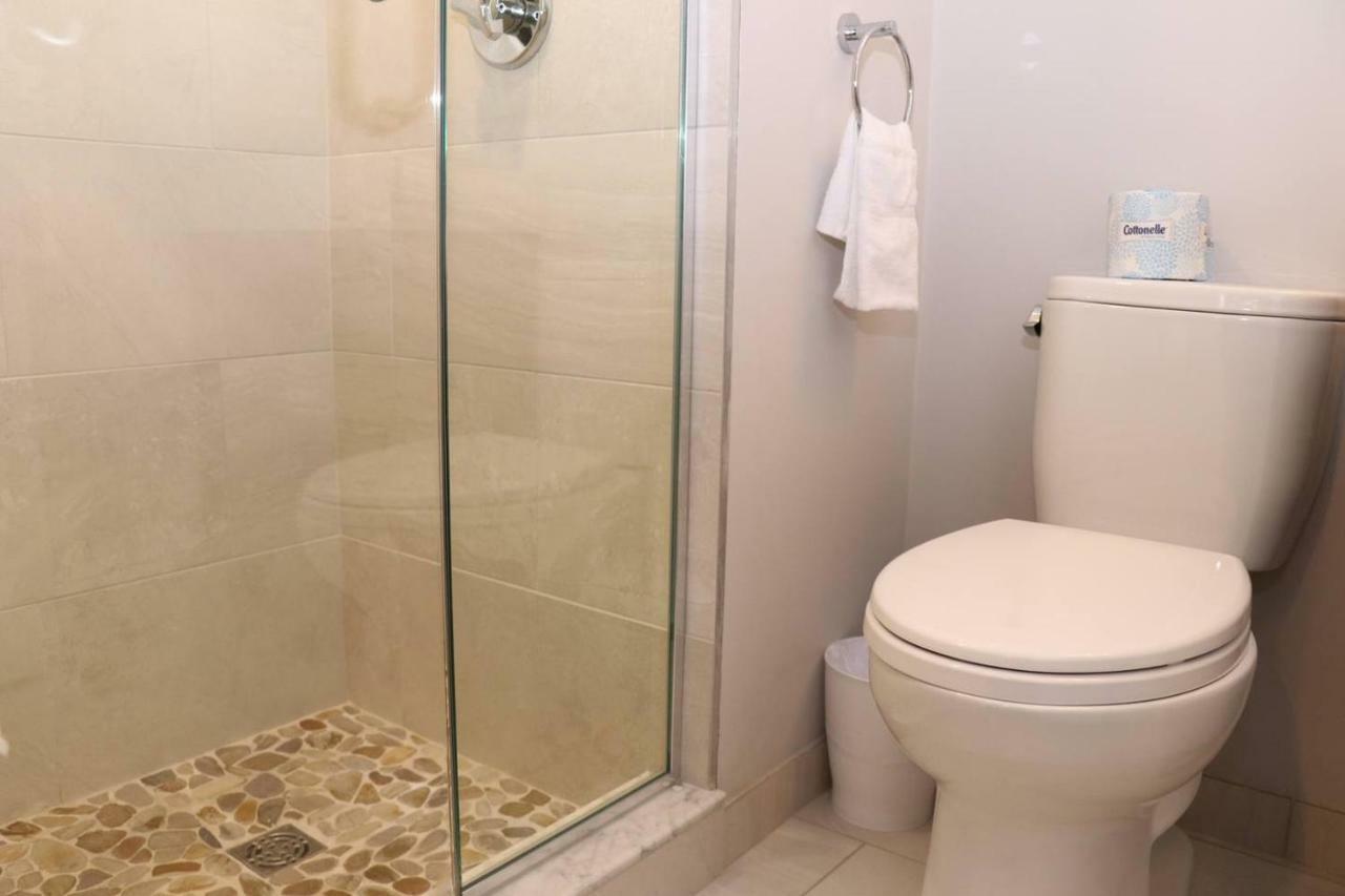 A Stylish Stay W/ A Queen Bed, Heated Floors.. #3 Brookline Extérieur photo