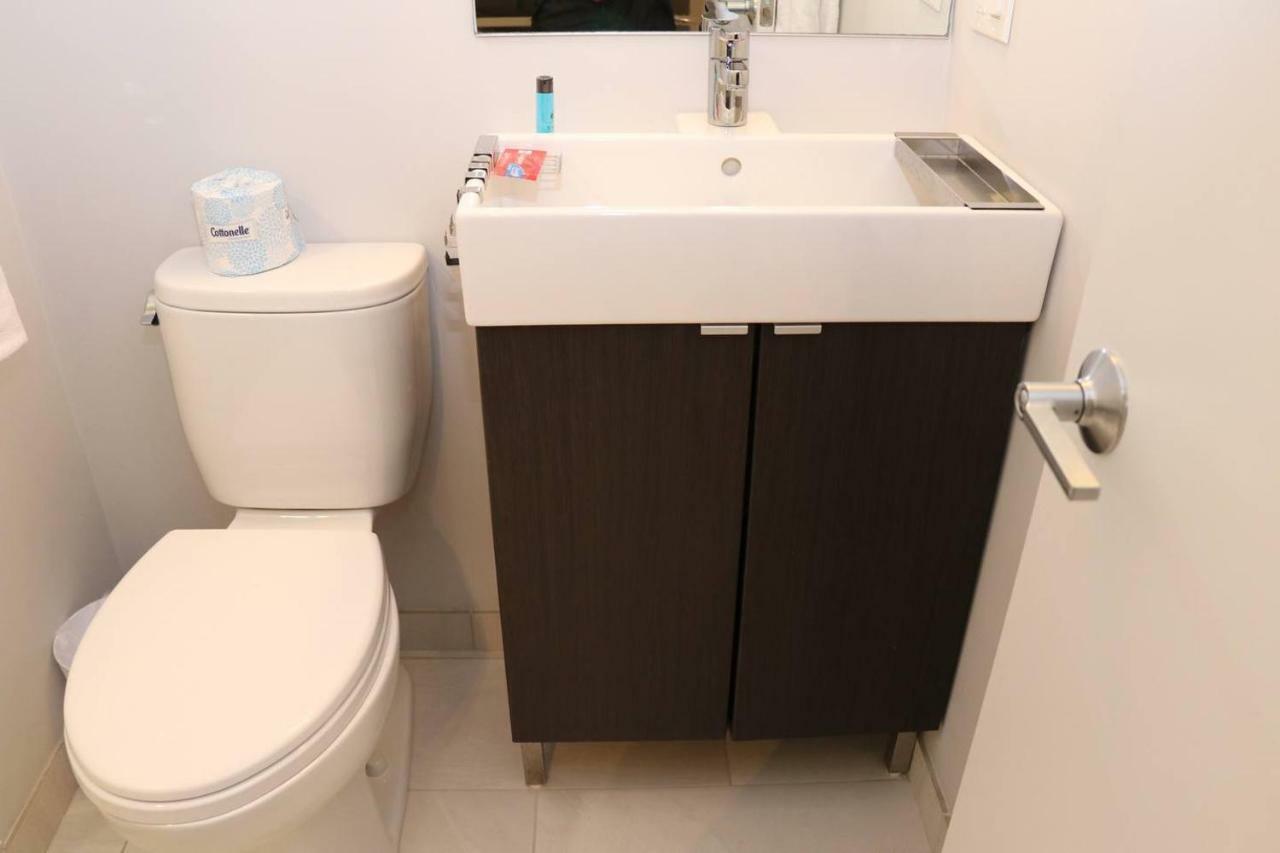 A Stylish Stay W/ A Queen Bed, Heated Floors.. #3 Brookline Extérieur photo